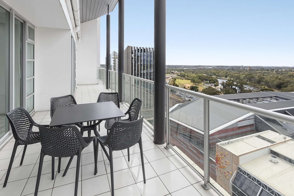 Oaks Embassy Adelaide Suites 56/64