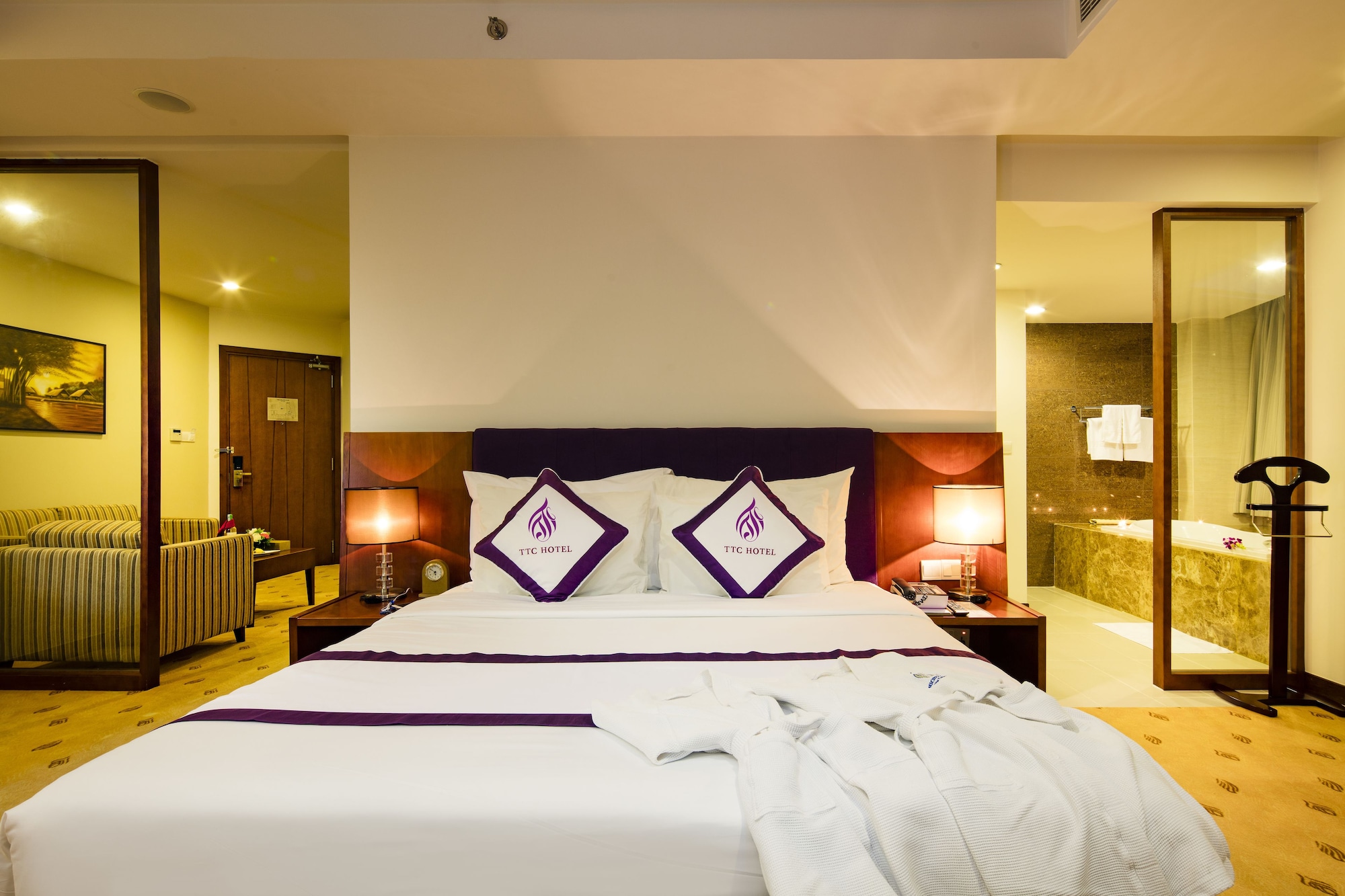 SENIOR, SUITE, KING BED, OCEAN VIEW
