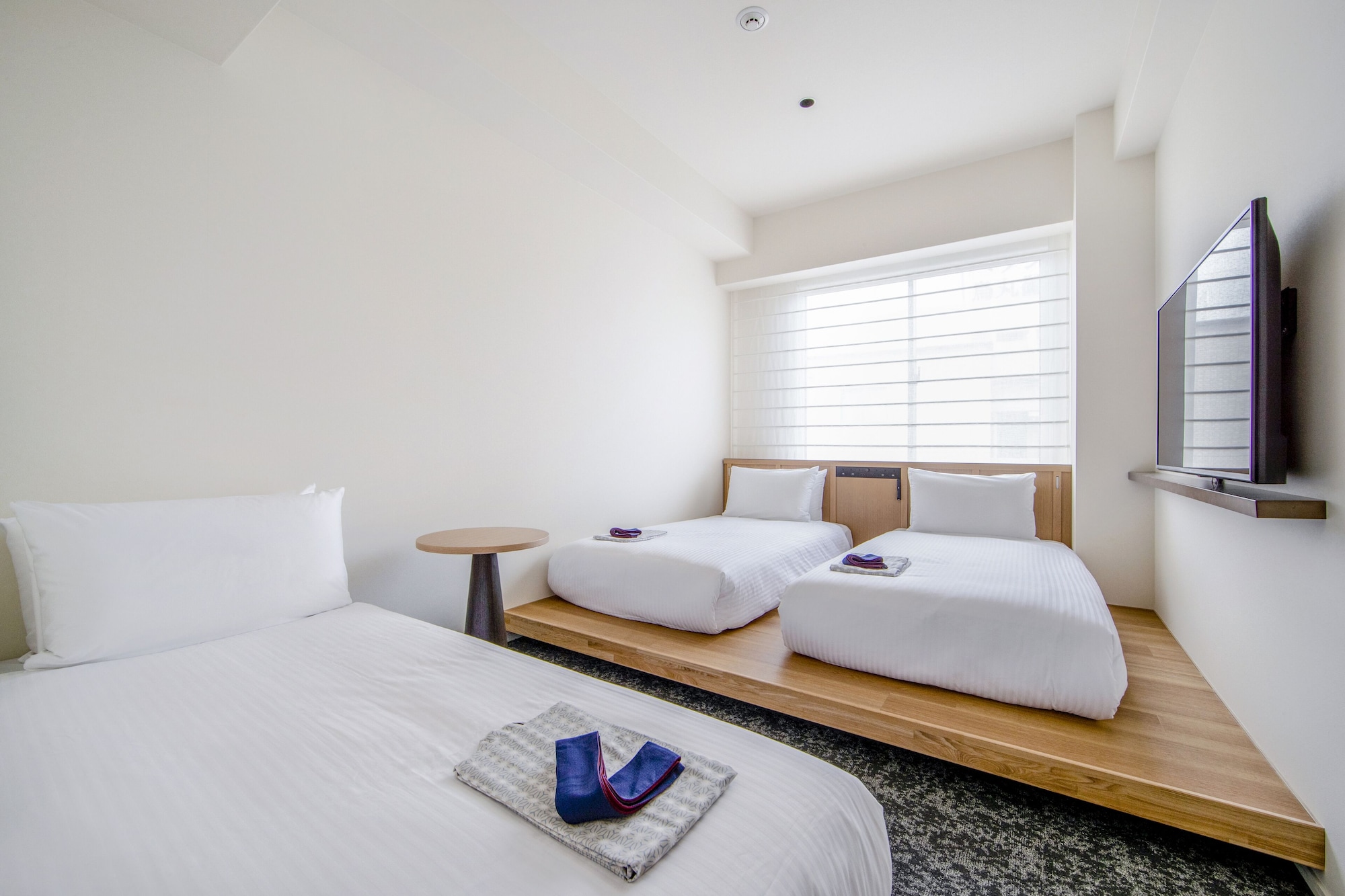 DELUXE, TWIN BEDS, NO CLEANING SERVICES