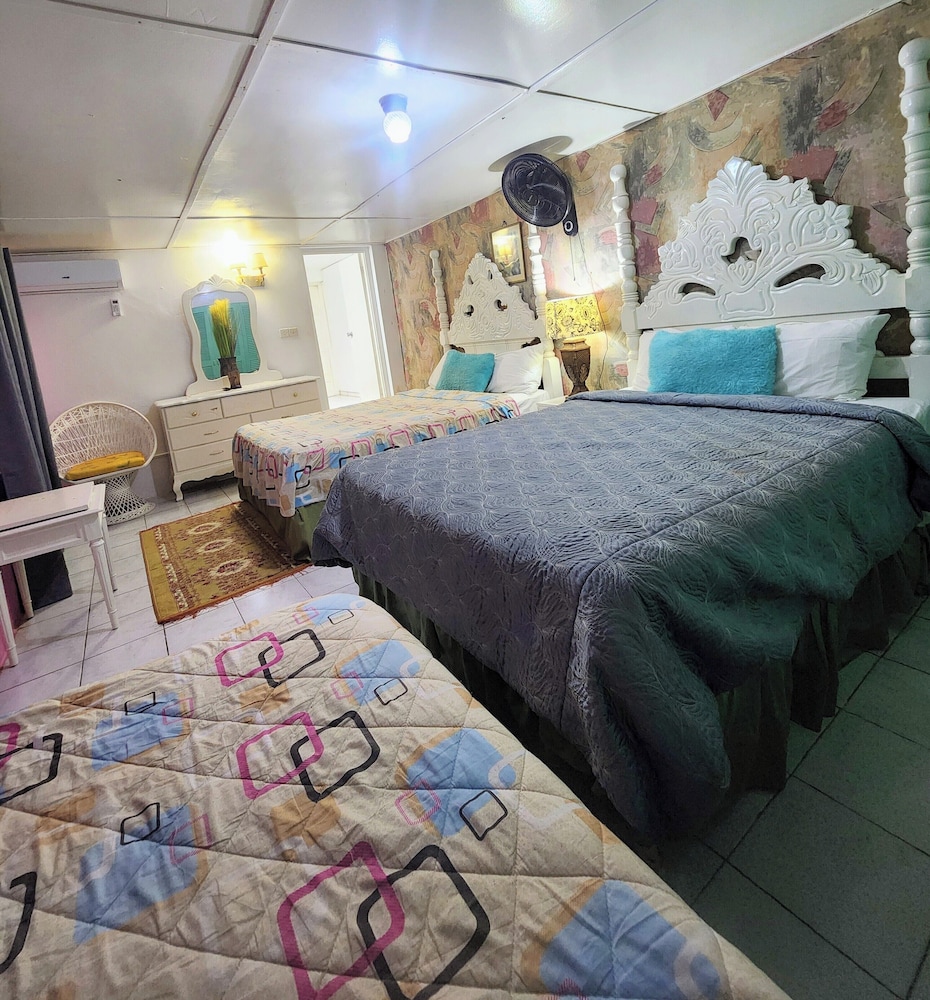 Family, 1 Single and 2 Queen Beds, Pool Access، Pinkhibiscus Guest House 7/10