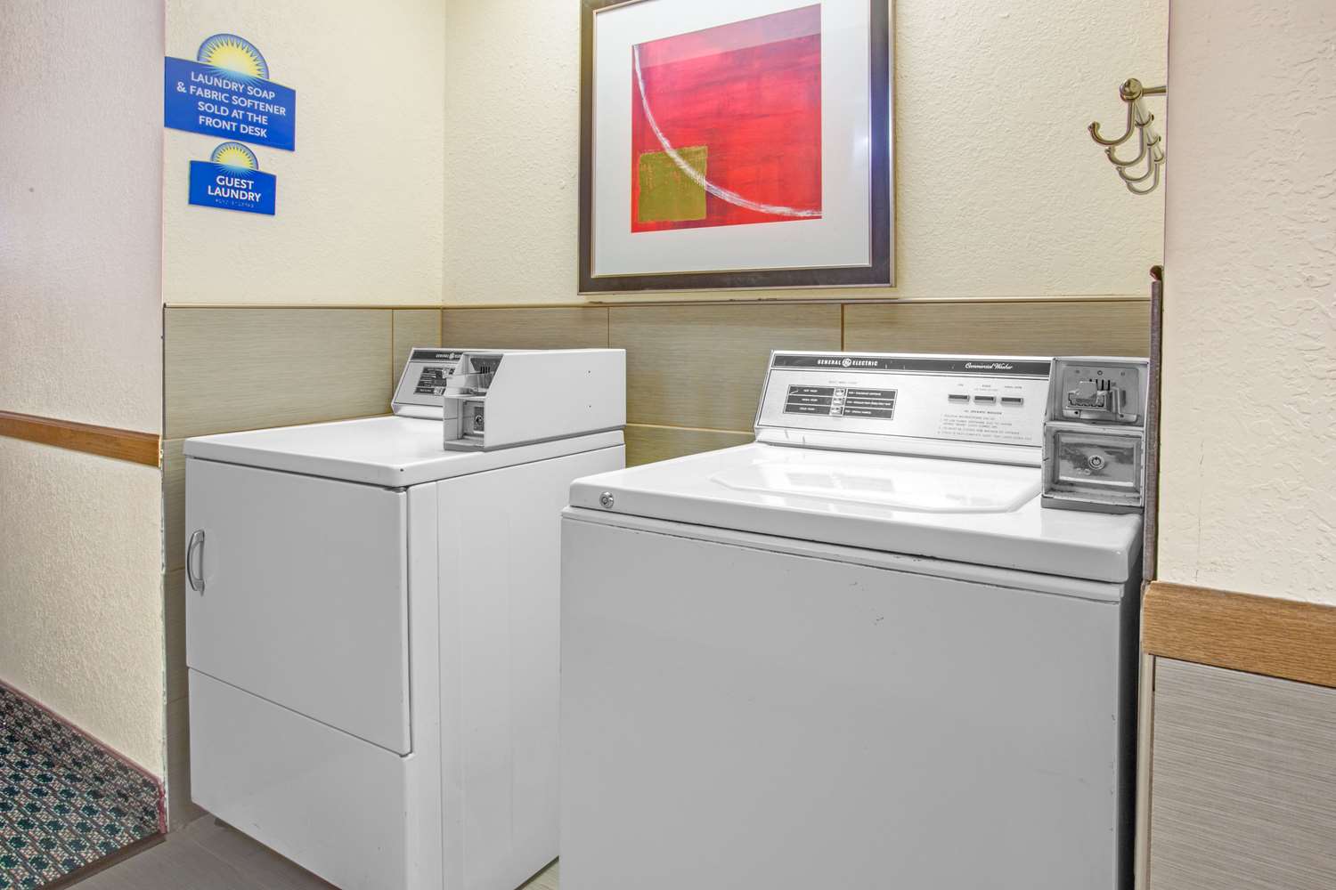 Days Inn by Wyndham Le Roy/Bloomington Southeast 2/8