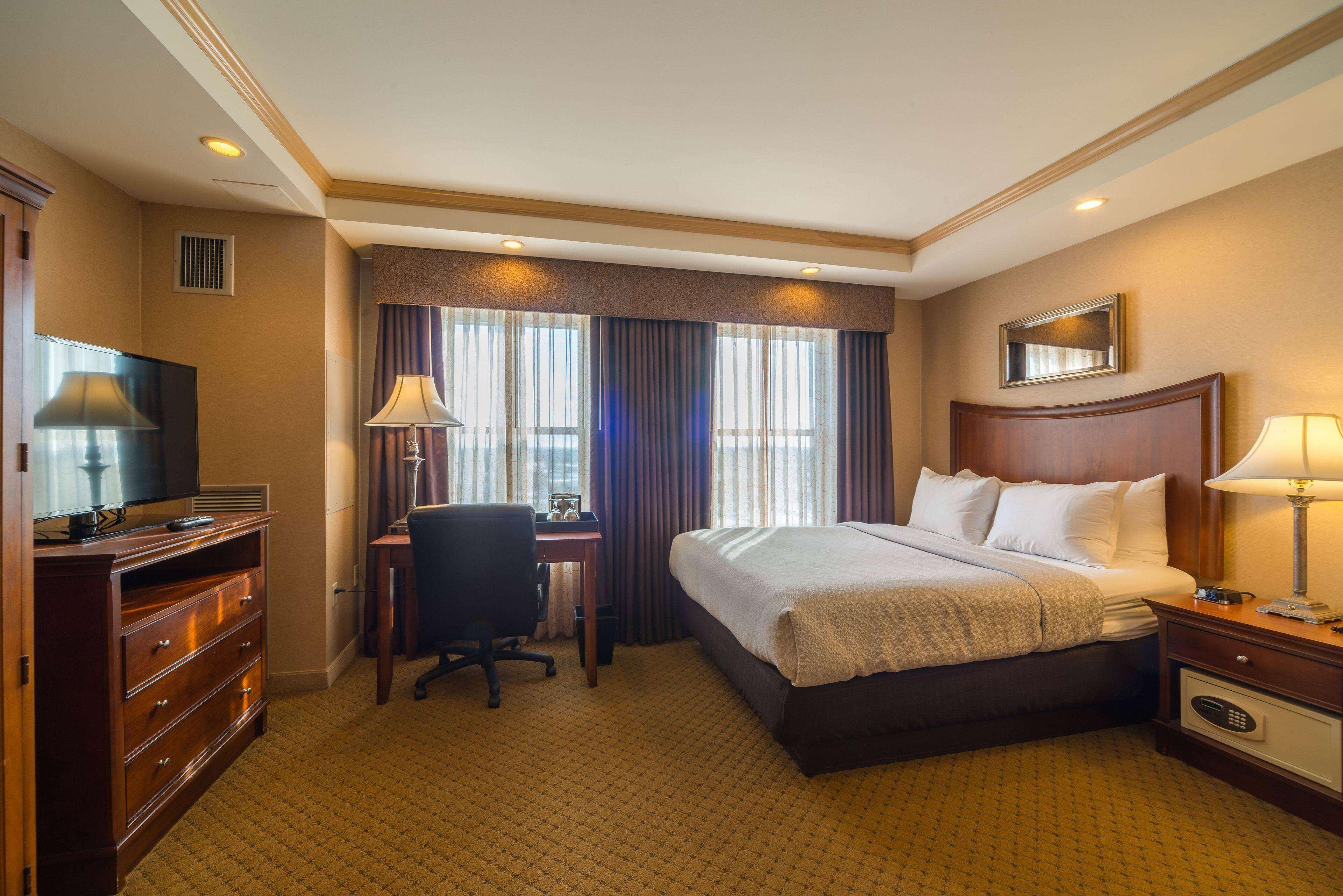 ROOM, QUEEN BED