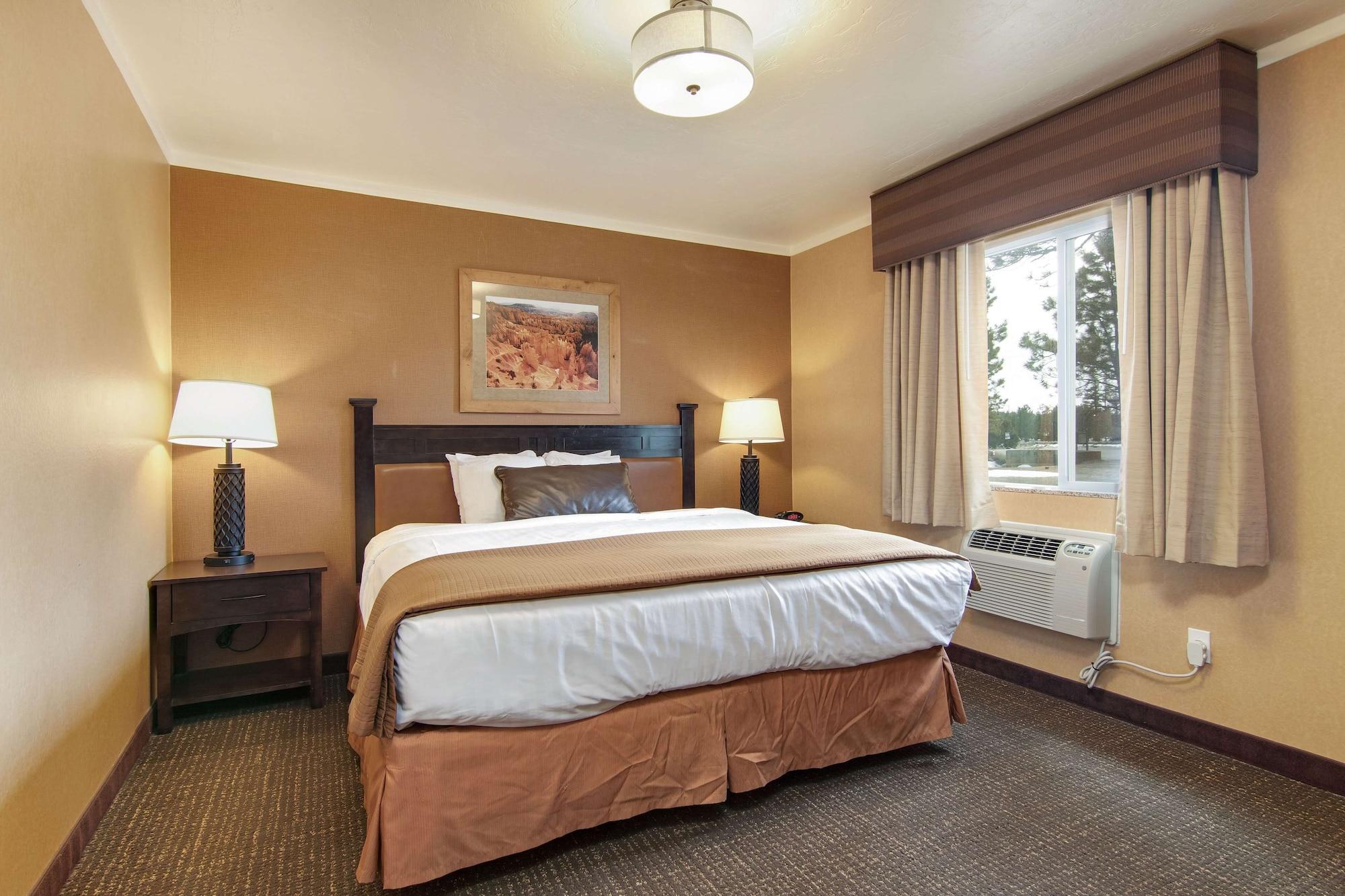 Suite, Multiple Beds, Courtyard View
