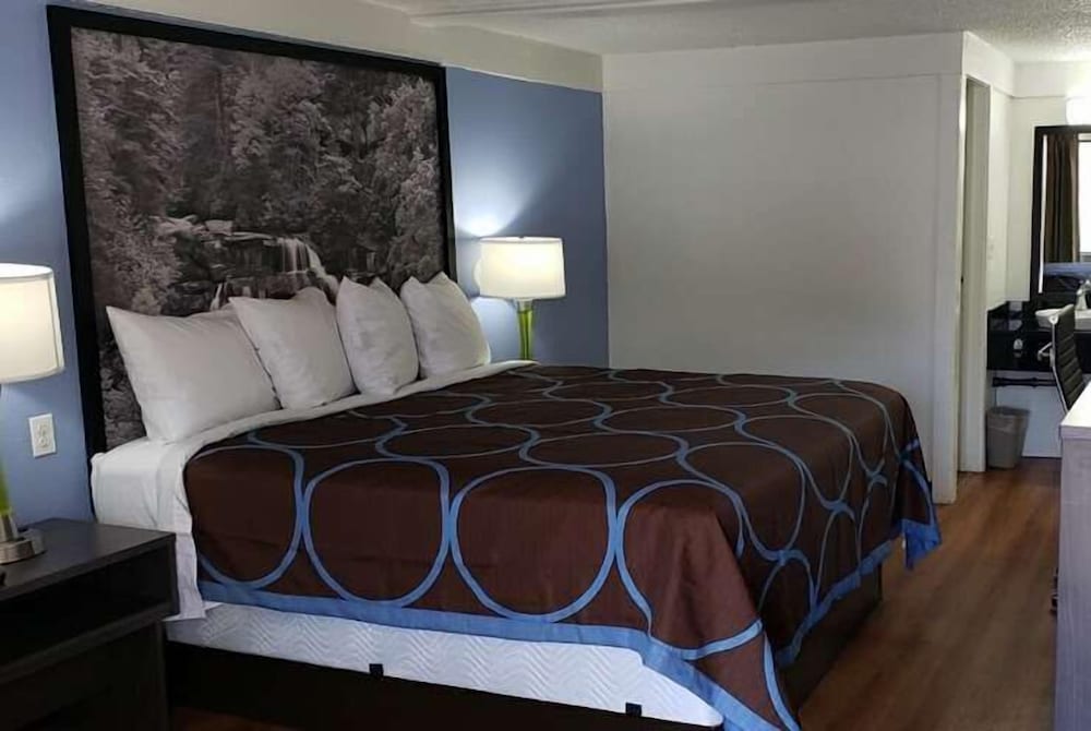Super 8 by Wyndham Asheville/Biltmore 18/23