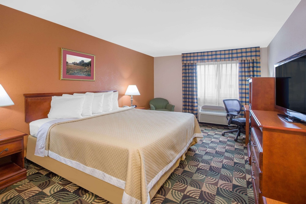 غرفة قياسية بسرير كينج بحوض جاكوزي، Days Inn by Wyndham Hillsdale 5/10