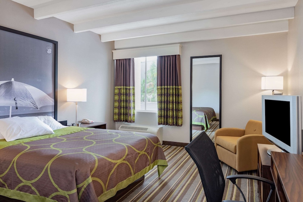 Standard, Queen Bed