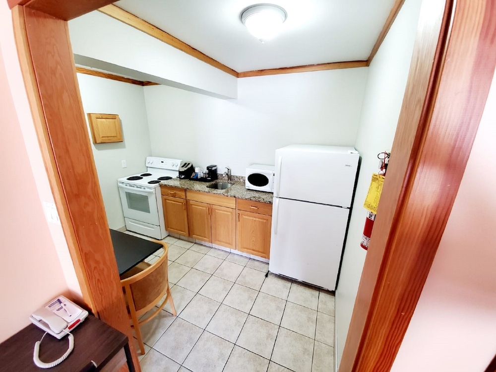 Travelodge by Wyndham Golden Sportsman Lodge 33/44