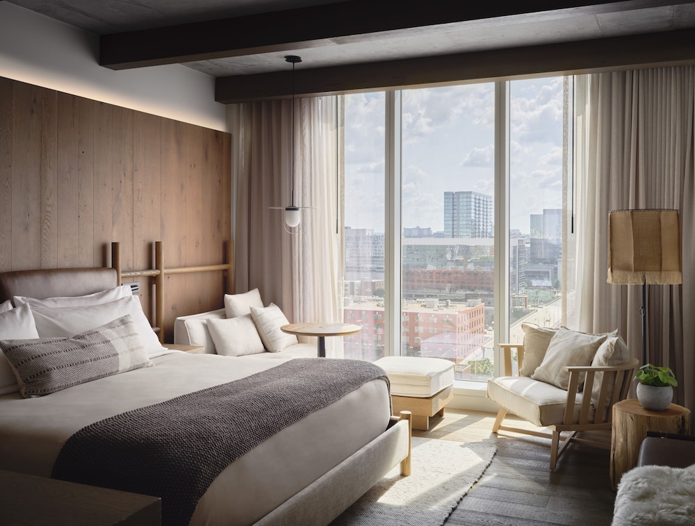 CITYSCAPE, KING BED