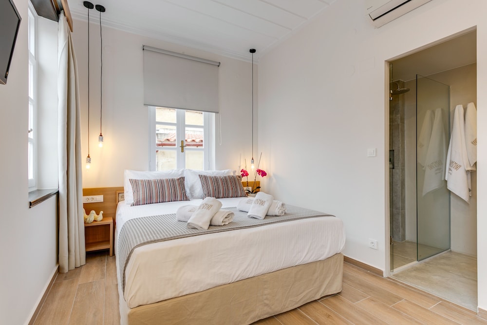 STANDARD, QUEEN BED, CITY VIEW