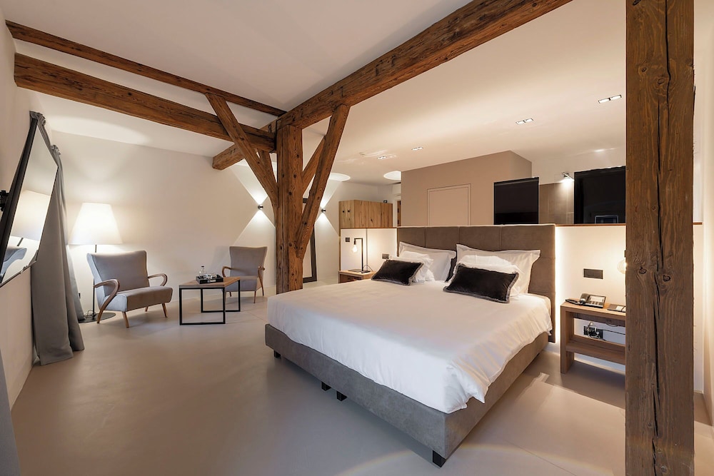 LUXURY, TRIPLE, KING BED, SOFA