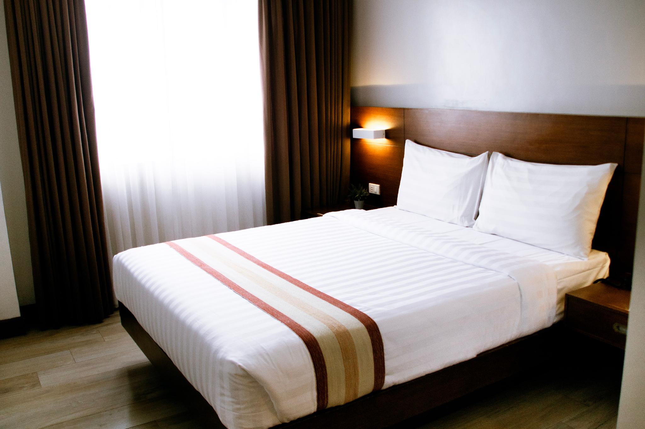 Bronze, Queen Bed