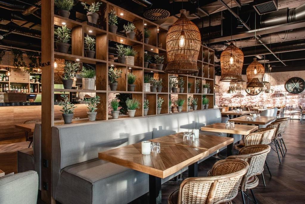 restaurant cafeteria
