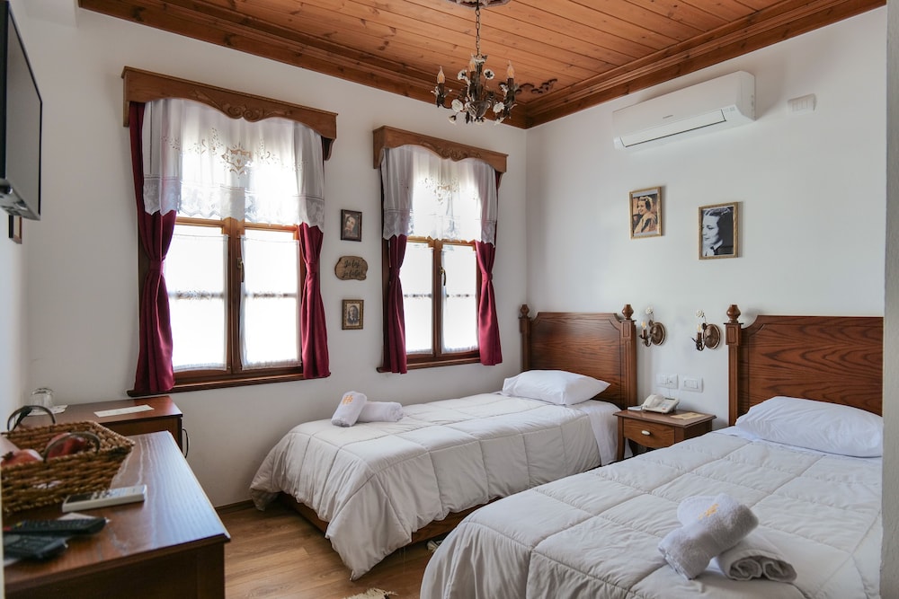 Bineri Hotel Gjirakastra 17/52