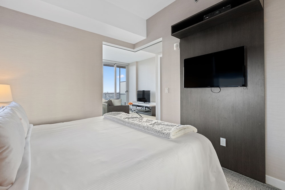 2 BEDROOMS, SUITE, POOL ACCESS