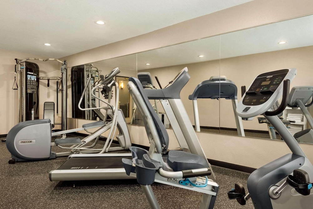 Country Inn & Suites By Radisson, Decorah, IA 33/42