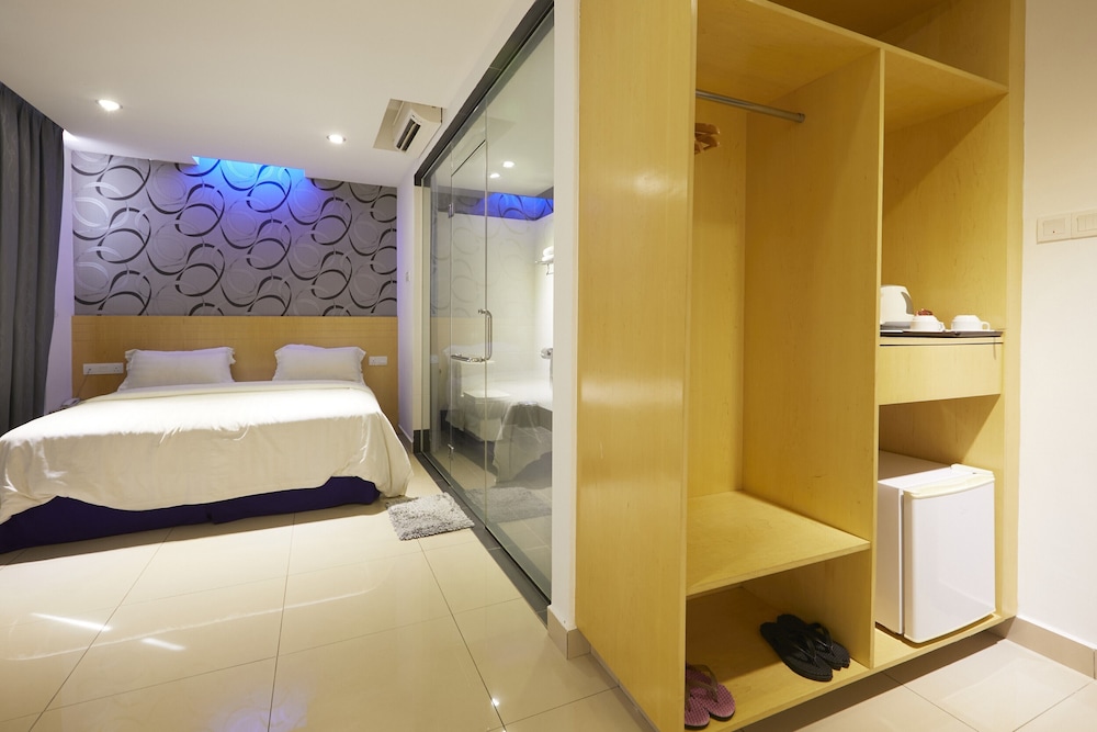 East Sun Hotel by ZUZU 85/91
