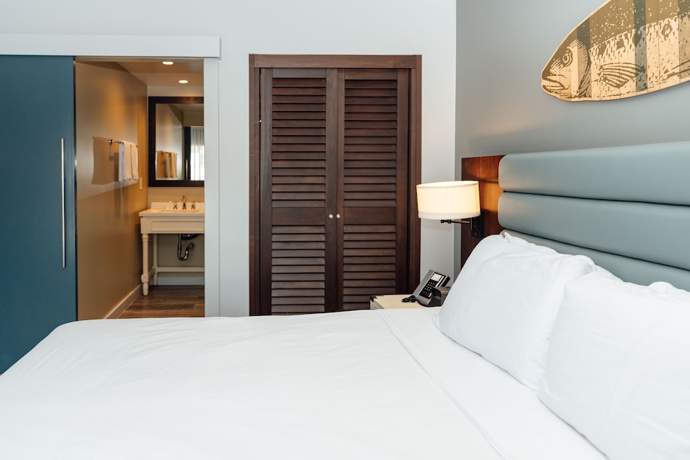 Lakehouse Hotel and Resort 16/100
