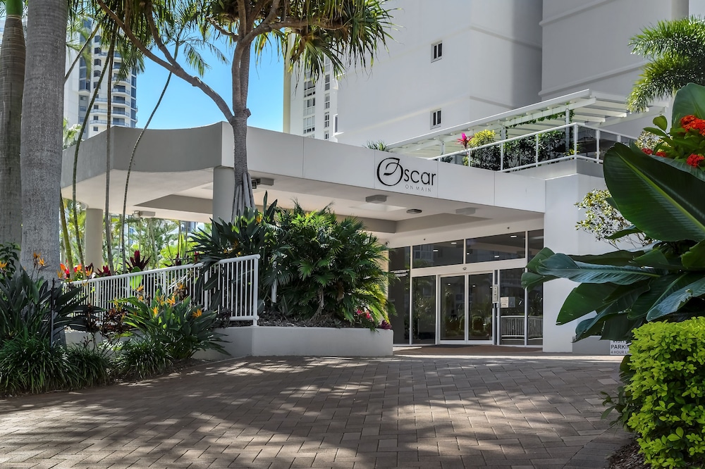 Oscar on Main Resort 5/79