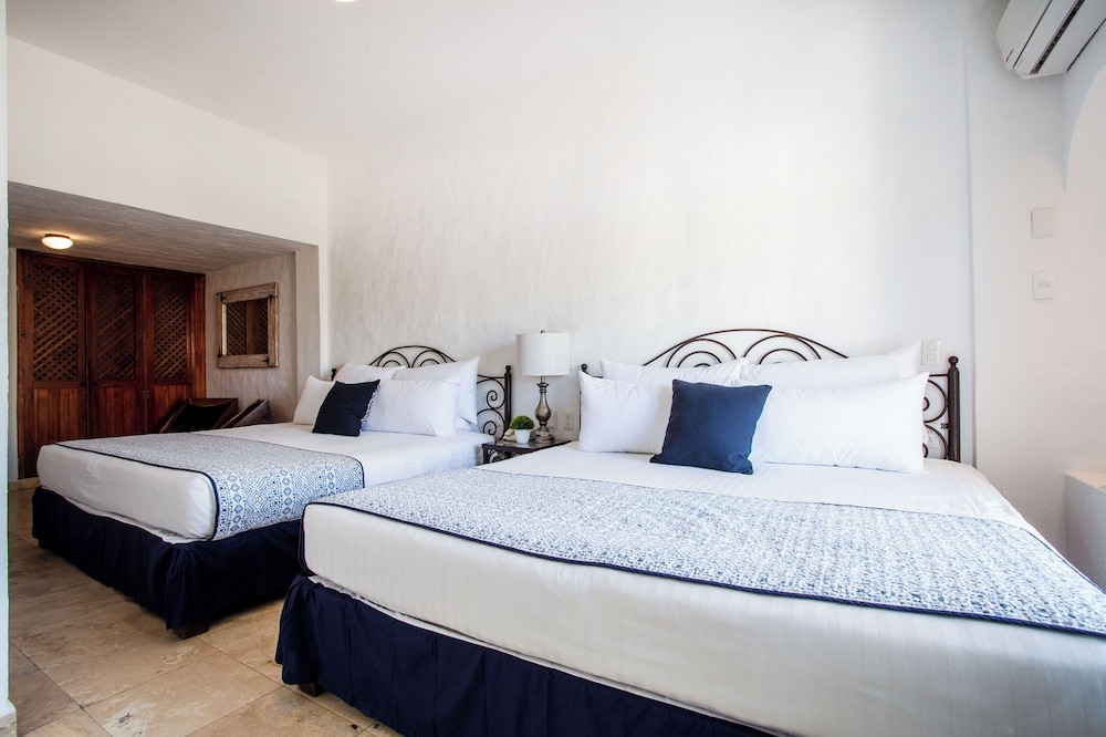 ROOM, QUADRUPLE, 2 QUEEN BEDS