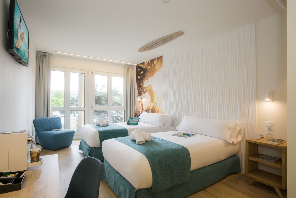ROOM, TWIN BEDS