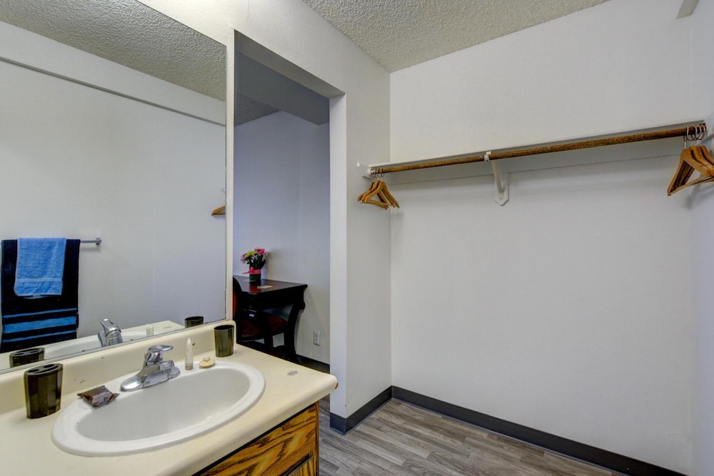 Siegel Slots and Suites 18/32