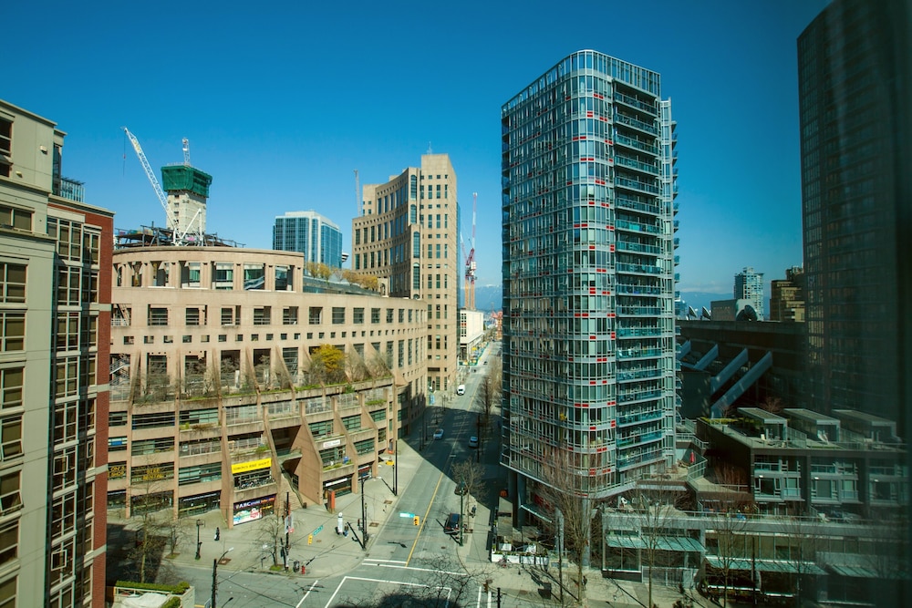 Rosedale On Robson Suite Hotel 42/45