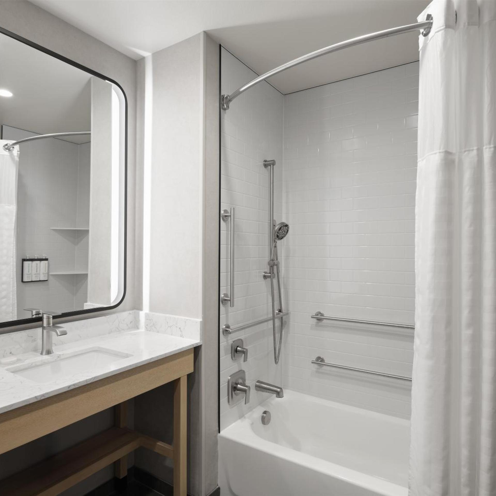 1 Bedroom, Suite, King Bed, Accessible 3/3