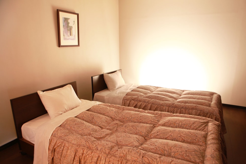 SUITE, 2 DOUBLE AND TWIN BEDS, 3 FUTON BEDS
