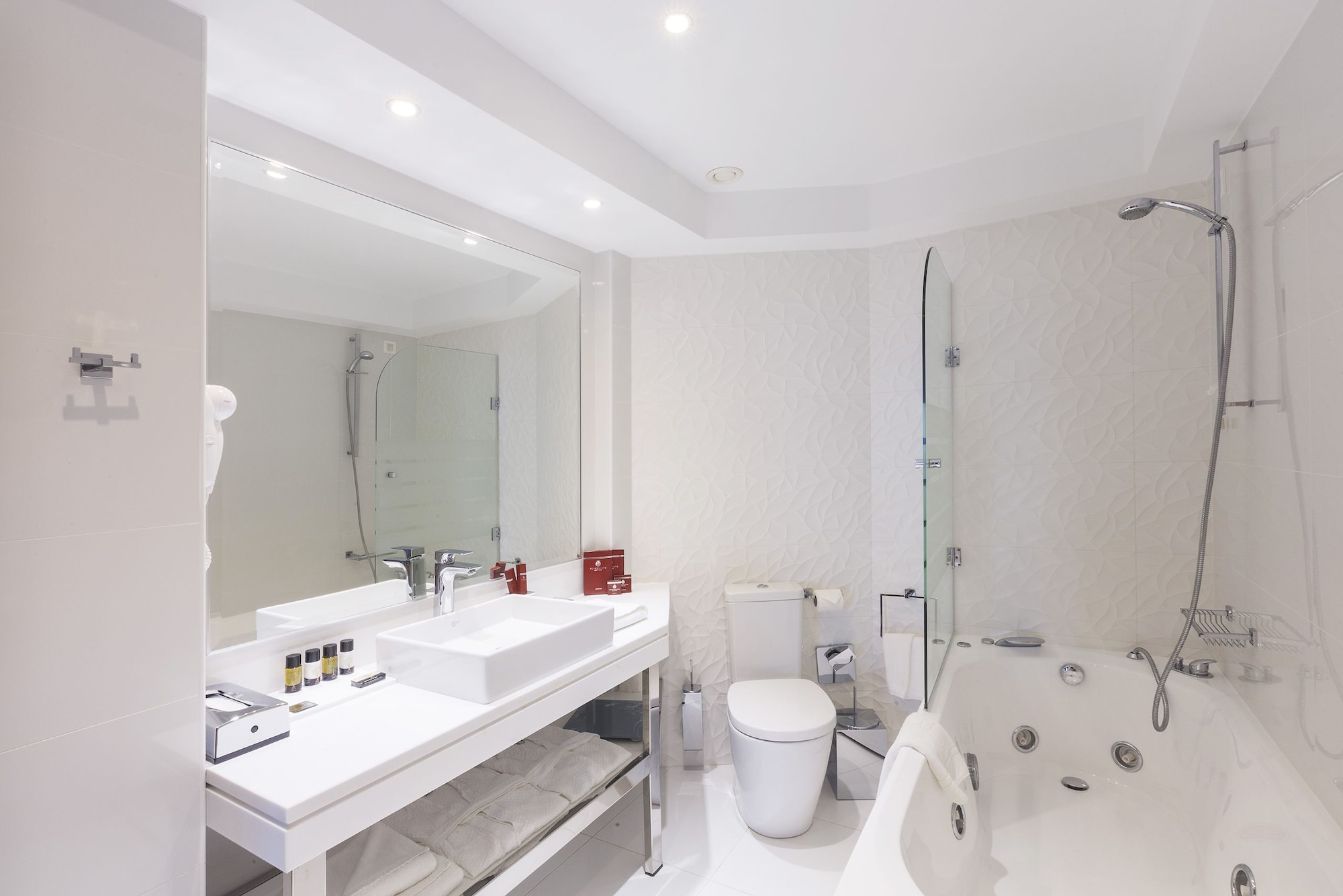 غرفة بسرير كينج بإطلالة على الحديقة مع أريكة، Pomegranate Wellness Spa Hotel 7/7