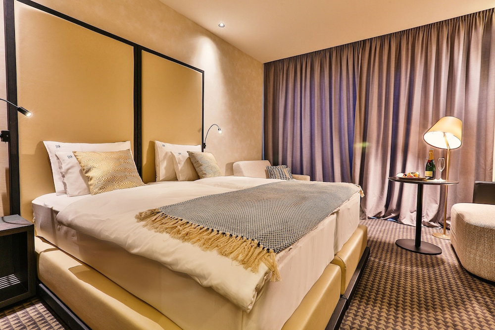DELUXE, DOUBLE BED