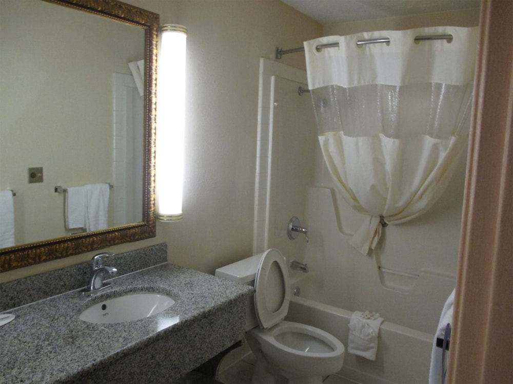 Blue Way Inn Suites Wichita East 35/37