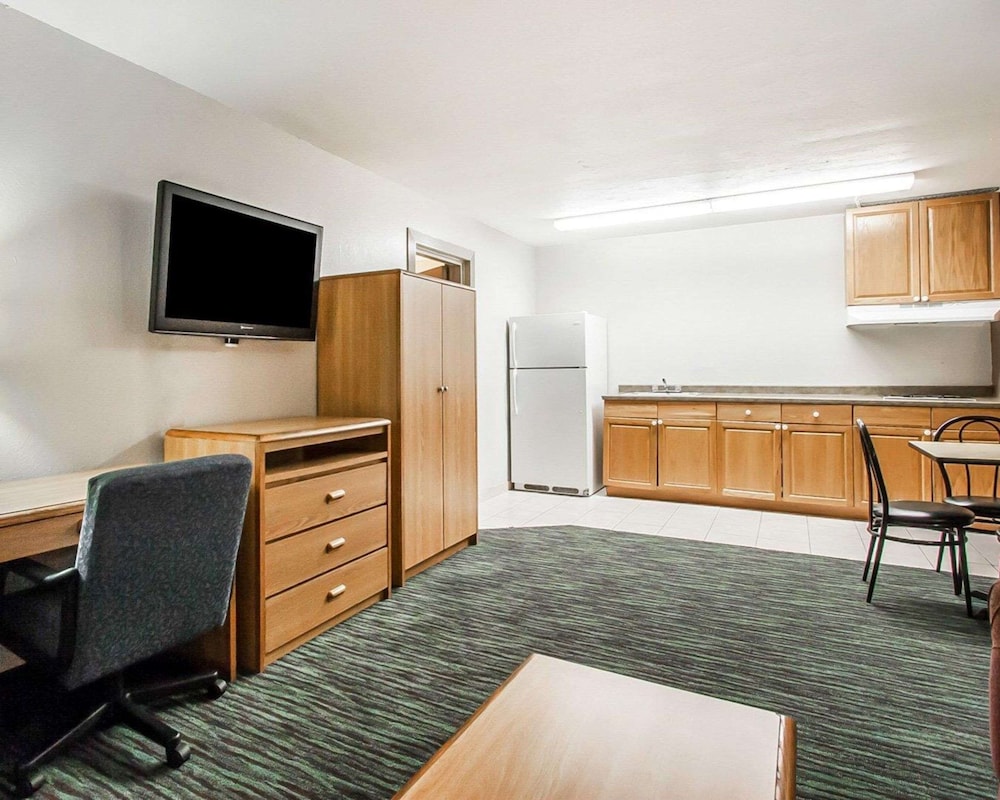Econo Lodge Inn & Suites Jackson Northwest 18/38