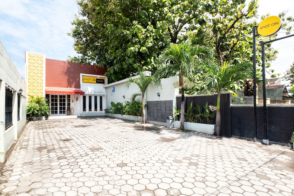 SPOT ON 2419 Rumah Nugraha Hotel Syariah 42/45
