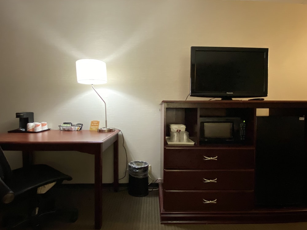 Clarion Inn and Suites Grand Rapids Airport 54/63