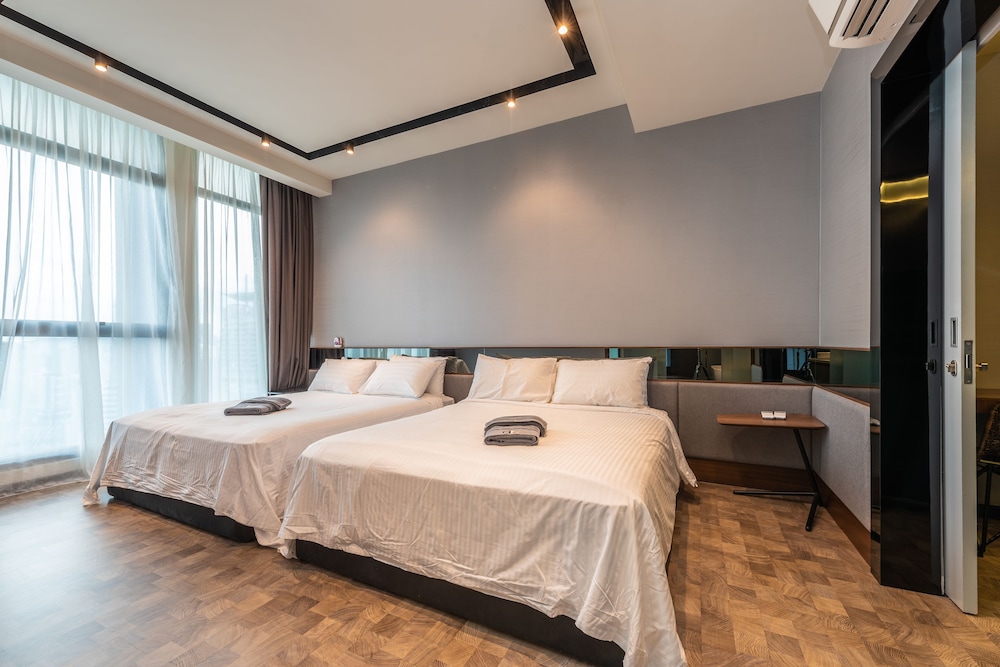 2 Bedrooms, Signature, Loft, 1 King and 2 Queen Beds, Single Bed, Kuala Lumpur City Center View, Hot Tub، Expressionz KLCC by Wodages 2/6