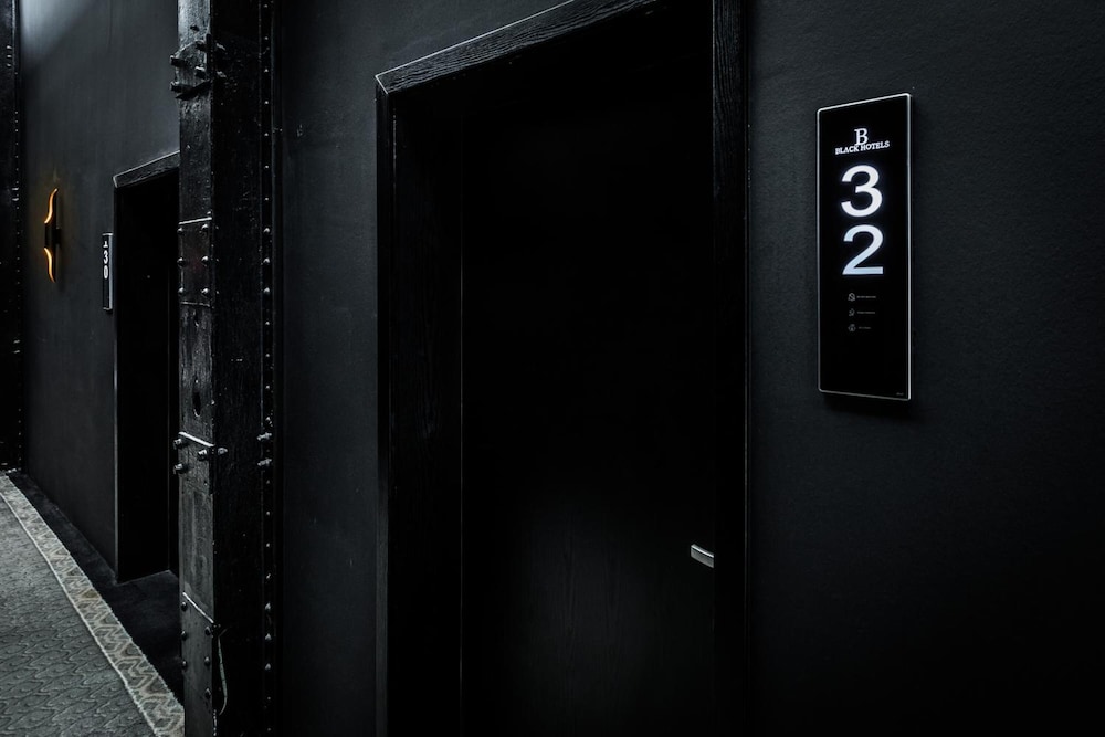 Black Hotel Cologne 9/32