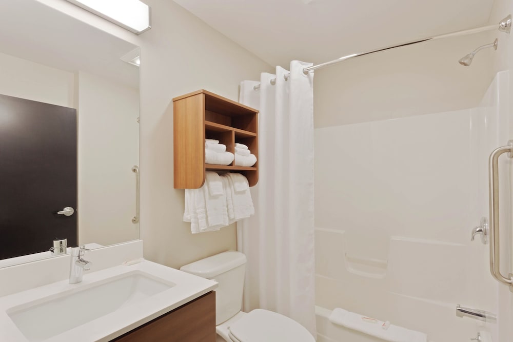 جناح استوديو أساسي بسرير كوين مع أريكة، Microtel Inn & Suites By Wyndham Windham 2/2