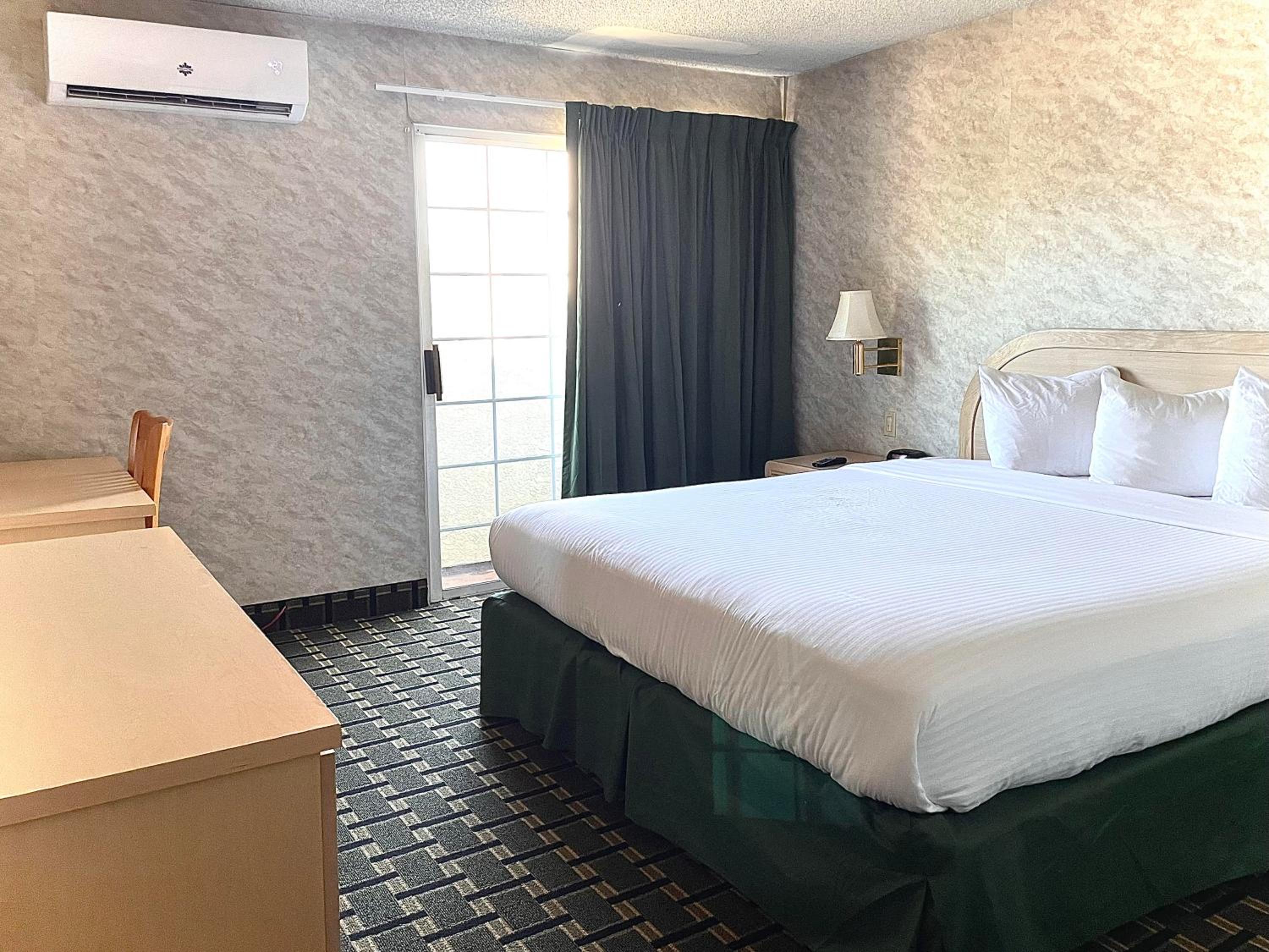 Deluxe, Suite, King Bed, Queen Bed