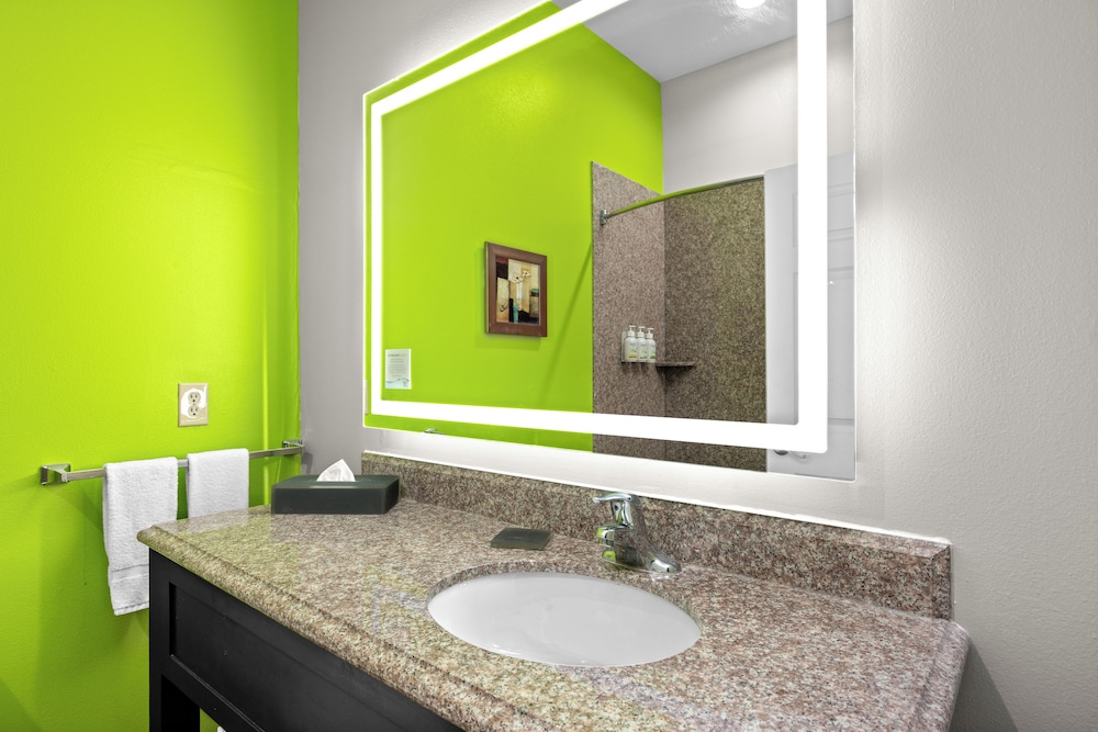غرفة بسرير كينج لذوي الإعاقة، La Quinta Inn Suites Raymondville 5/7
