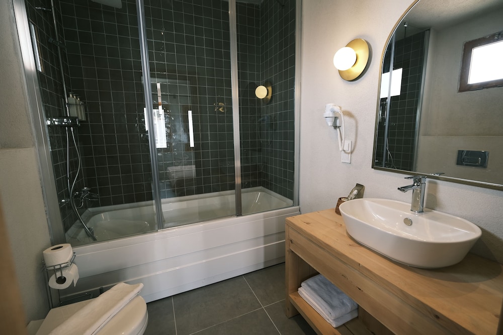 Nephos Hotel 45/50