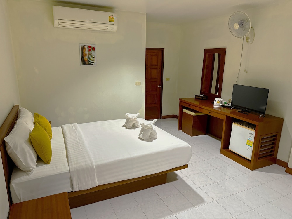 Standard, Queen Bed, No Window