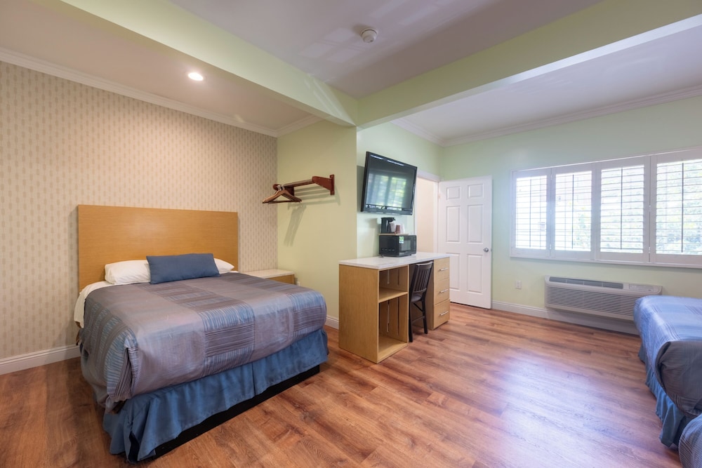 FAMILY, MULTIPLE BEDS
