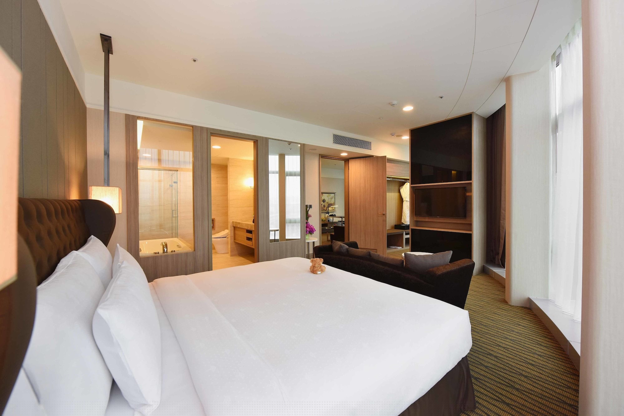 EXECUTIVE, SUITE