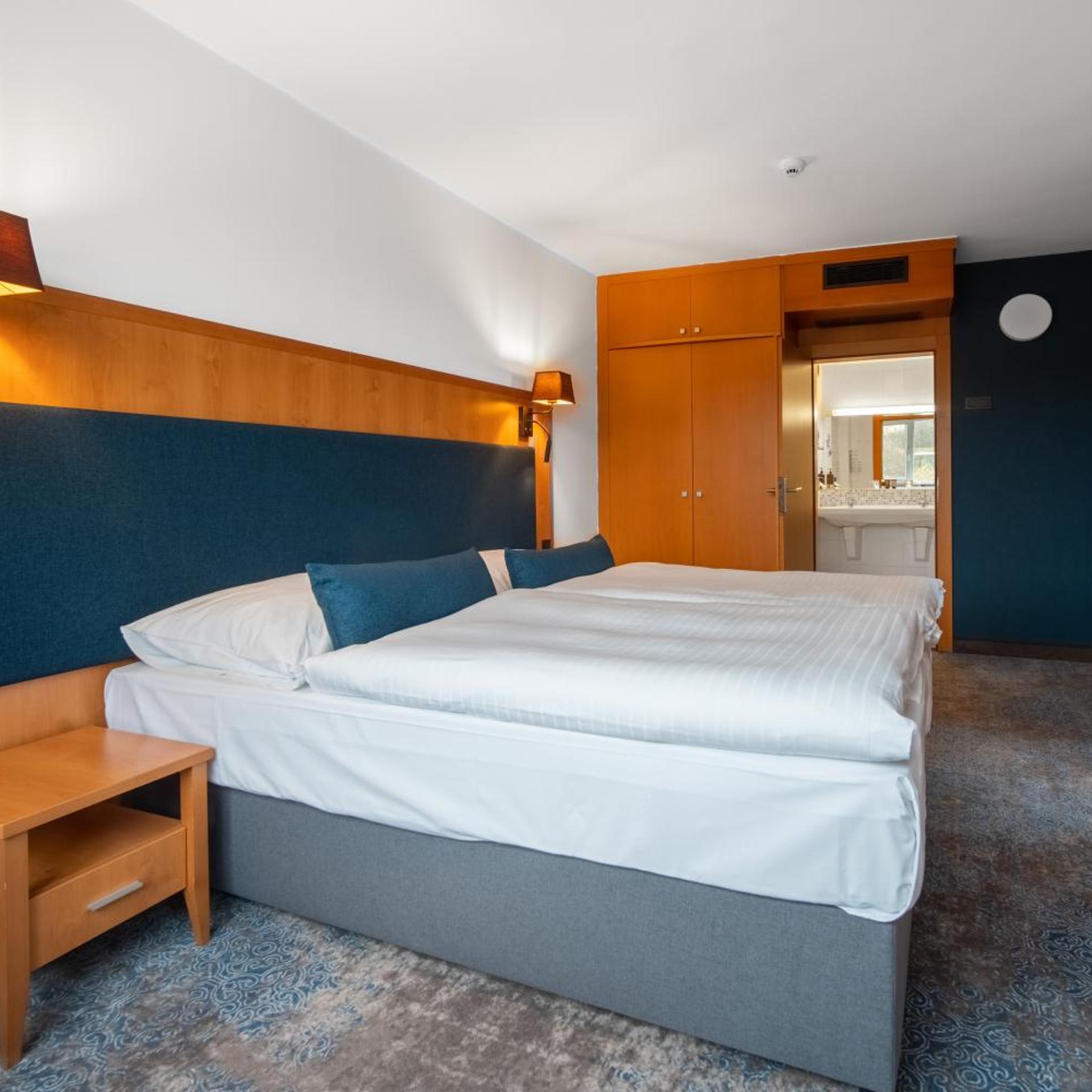 Classic, Suite, King Bed, Pool Access