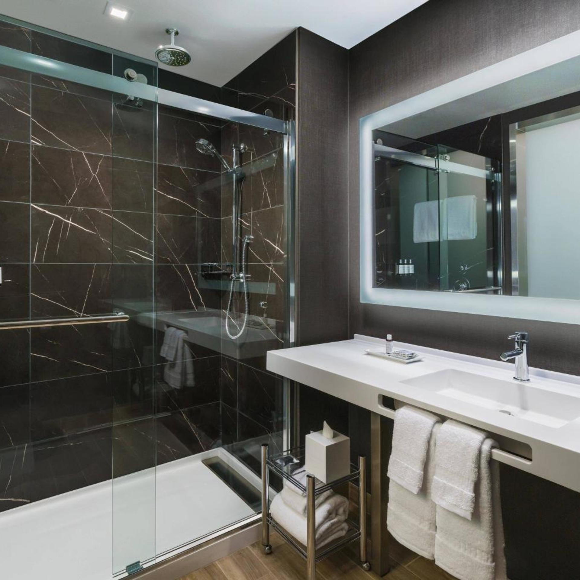 غرفة بسرير كينج بإطلالة على الجبل مع أريكة، AC Hotel Scottsdale North 8/10