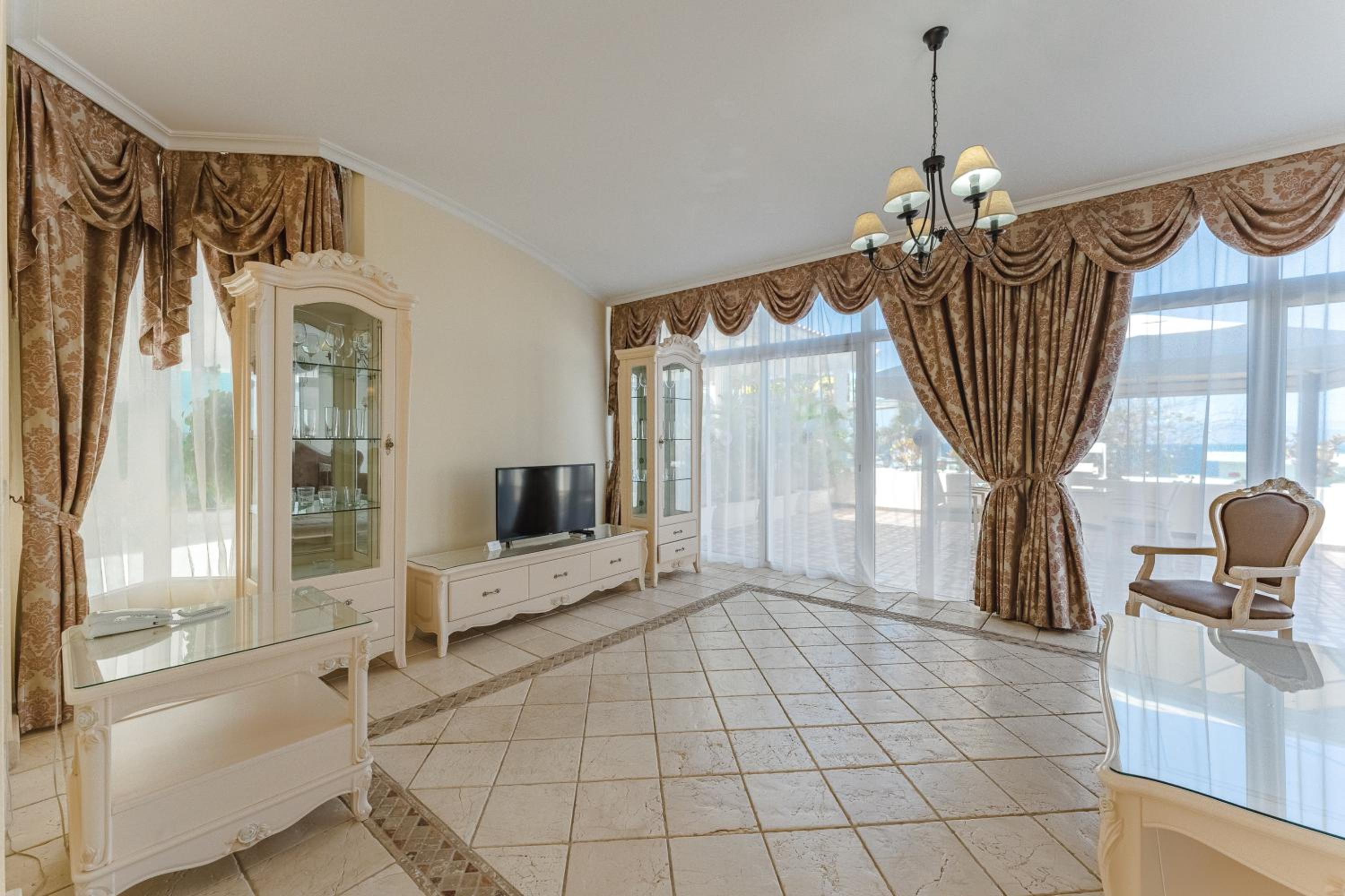 جناح ملكي بإطلالة على البحر بجاكوزي، Flamingo Suites 4/7