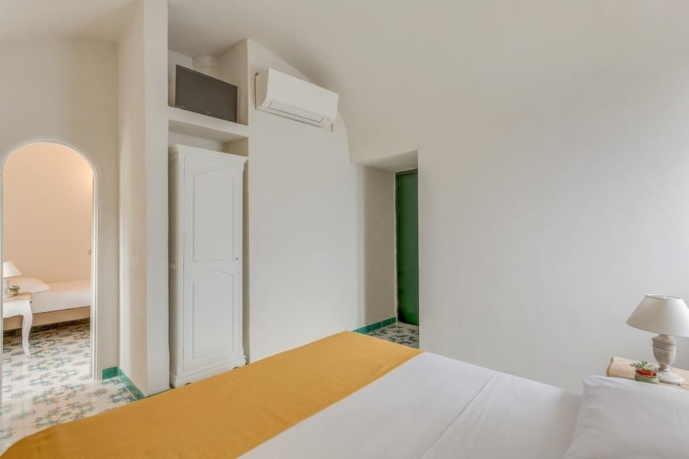 غرفة ثلاثية بسرير مزدوج وسرير فردي بإطلالة على البحر، Hotel Torre Dei Borboni 4/6