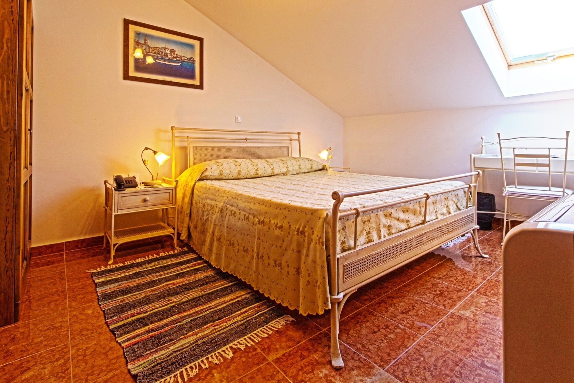 ROOM, DOUBLE BED
