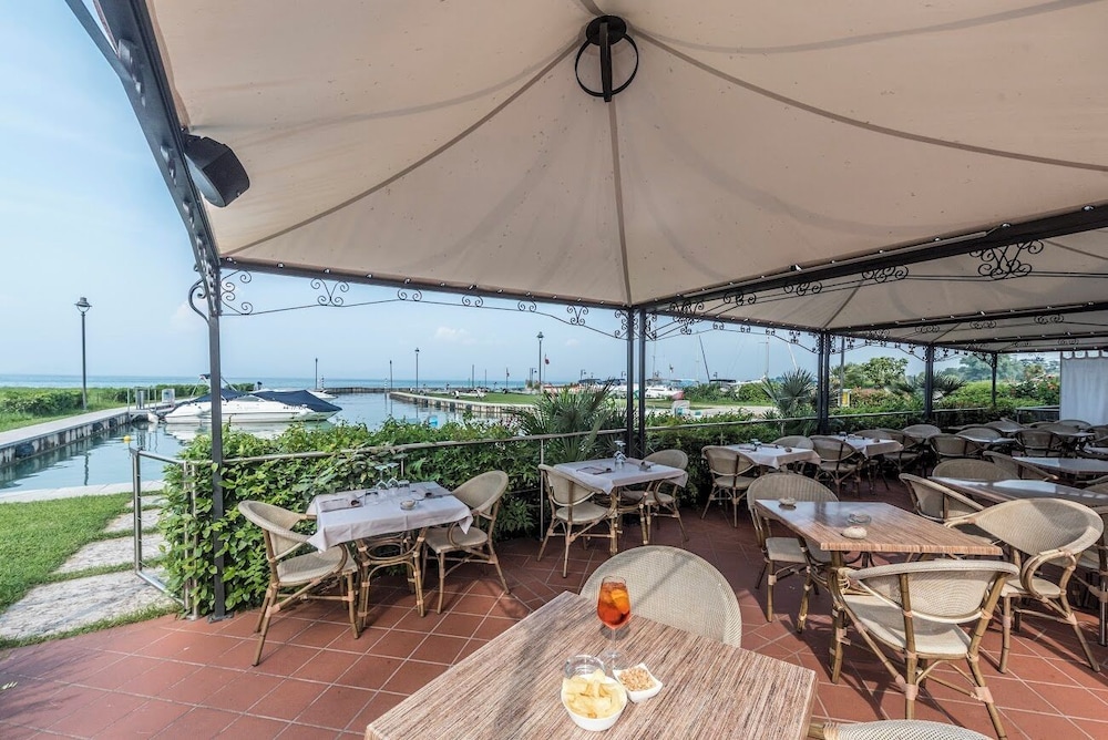 Yachting Hotel Mistral 60/79