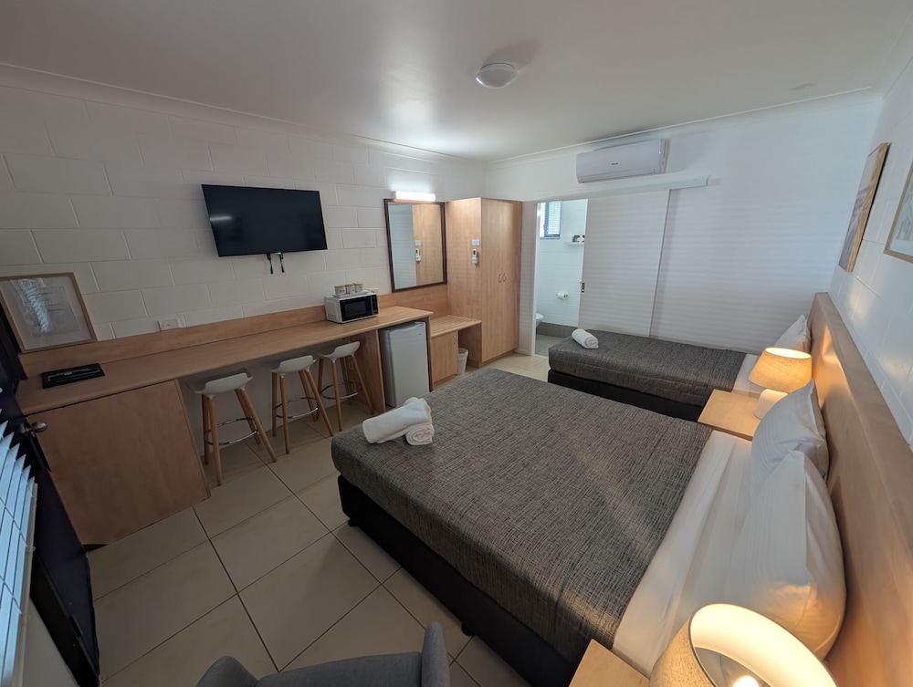 Moffat Beach Motel 37/62